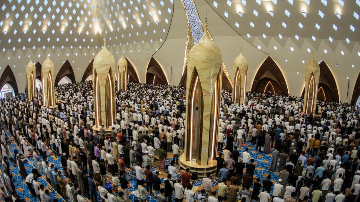 Suasana shalat Idul Fitri dengan takbir menggema, simbol syukur dan kemenangan usai Ramadhan.