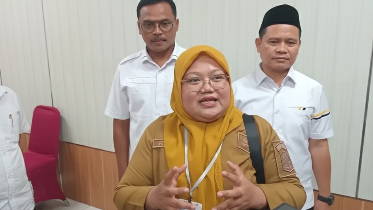 Kepala DPU Balikpapan, Rita, saat diwawancarai. 