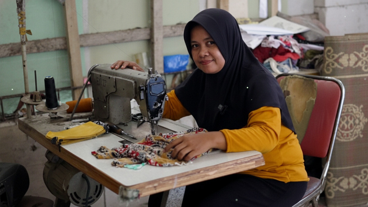 Nur Alisa bekerja di dapur SPPG Polokarto Sukoharjo, program MBG bantu ekonomi keluarga dan biaya sekolah anak.