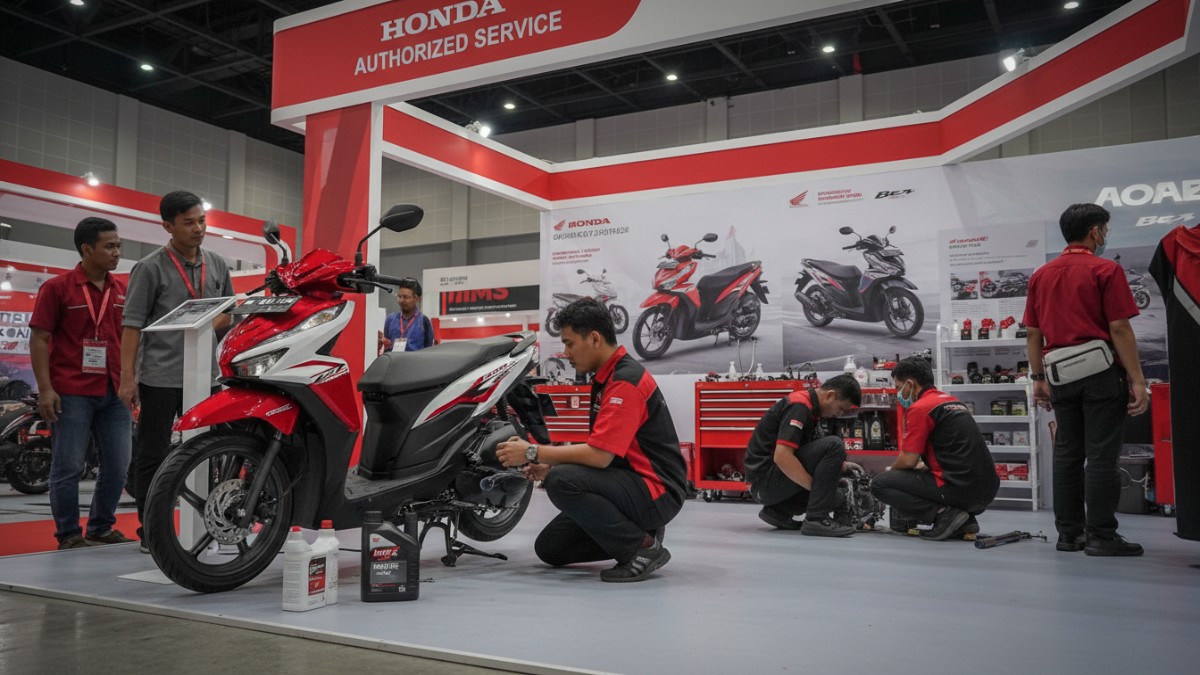 Mekanik melakukan servis berkala motor di bengkel resmi.