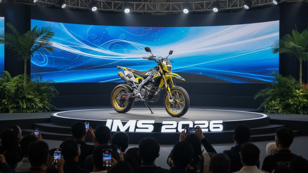 Suzuki DR-Z4SM tampil di panggung IIMS 2026 dengan desain supermoto agresif dan velg 17 inci.