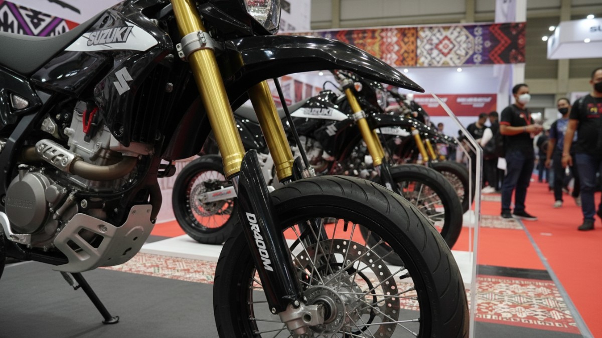 Close-up suspensi depan upside down khas supermoto di area pameran.