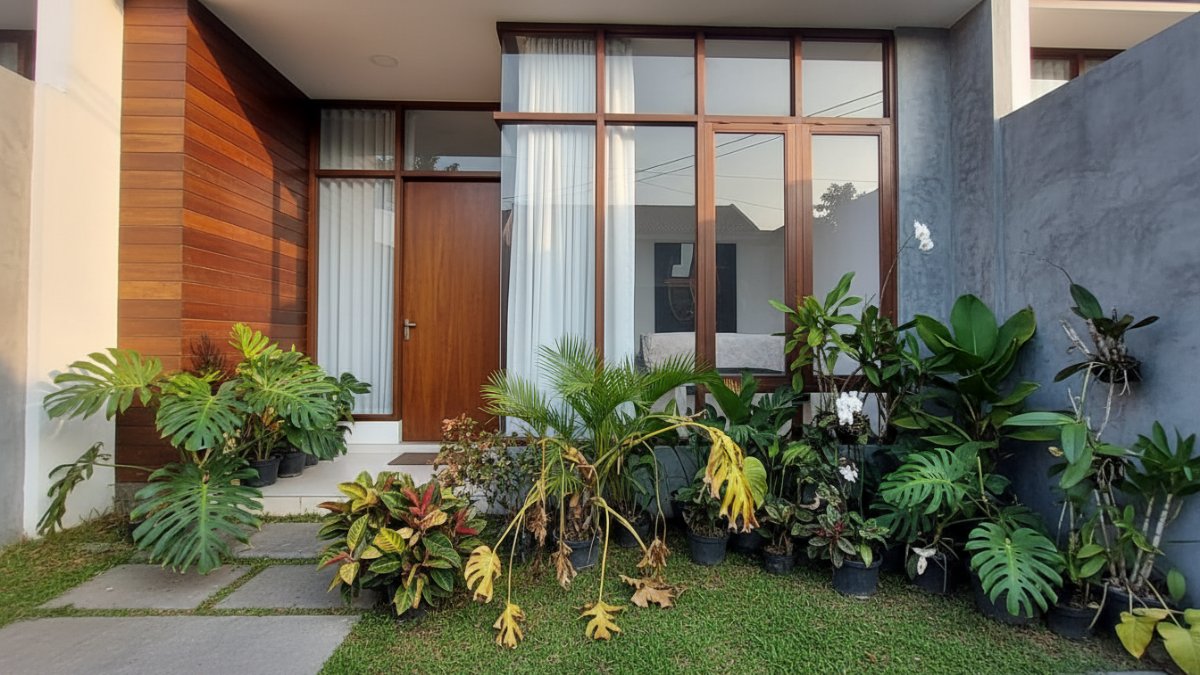 Detail lantai teras dengan sistem drainase miring dan tatakan pot berlubang.
