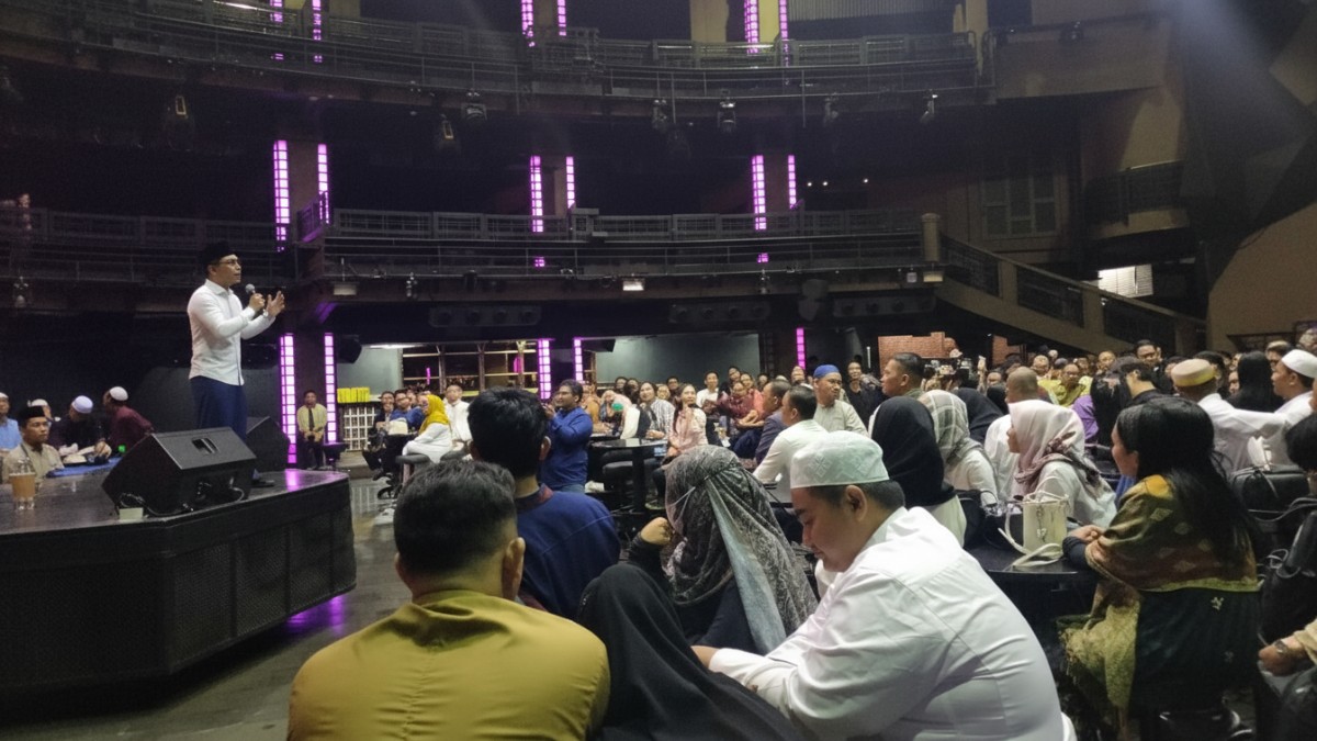 Suasana buka puasa dan tausiah Gus Miftah di Colosseum Jakarta bersama pekerja hiburan malam.