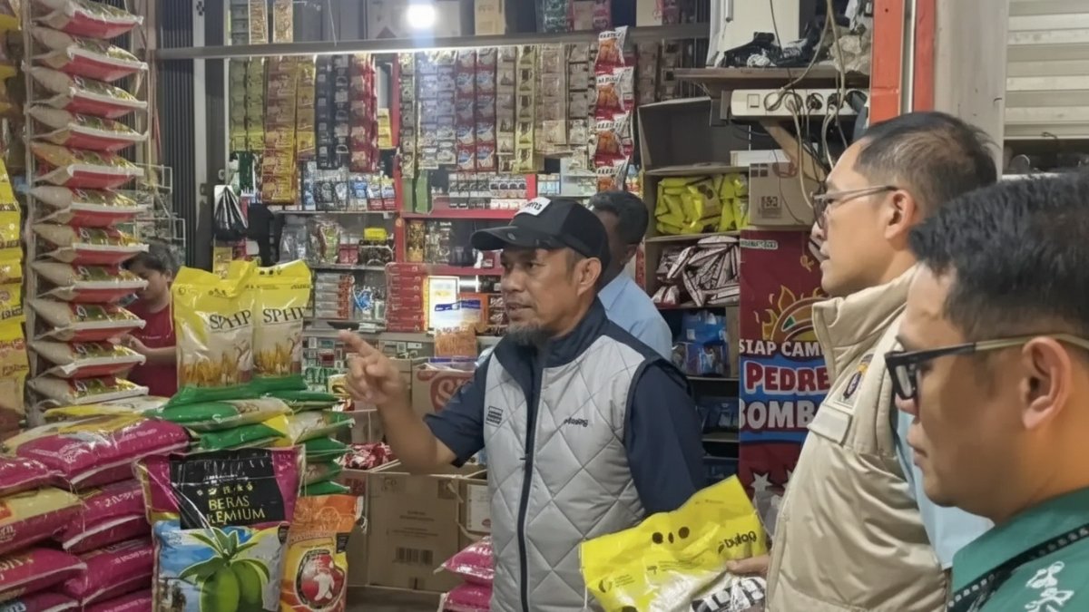Petugas Satgas Pangan memantau distribusi bahan pokok di wilayah Kaltim