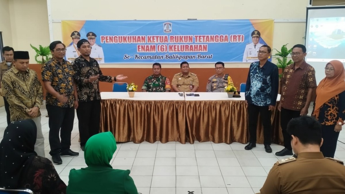 Pengukuhan 221 Ketua RT di Aula Kecamatan Balikpapan Barat dipimpin H. Erwin, fokus kebersihan dan pembangunan kawasan.