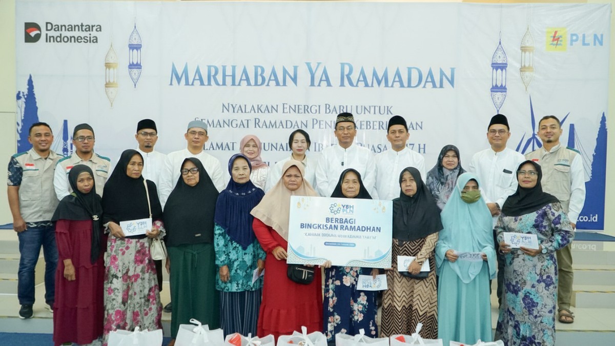 General Manager PLN UIP KLT Basuki Widodo bersama jajaran manajemen dan penerima manfaat usai penyerahan santunan Ramadan 1447 H di UPP KLT 3, Samarinda.
