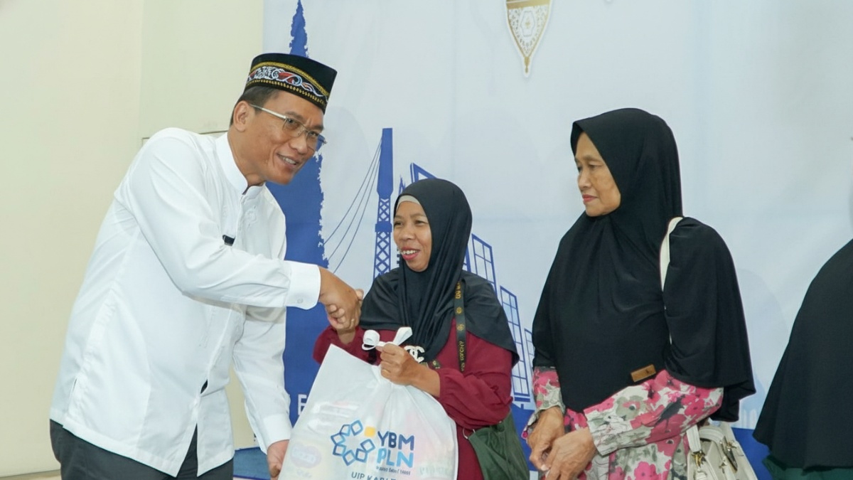 General Manager PLN UIP KLT Basuki Widodo menyerahkan bantuan Ramadan secara simbolis kepada salah satu penerima manfaat di UPP KLT 3, Samarinda.