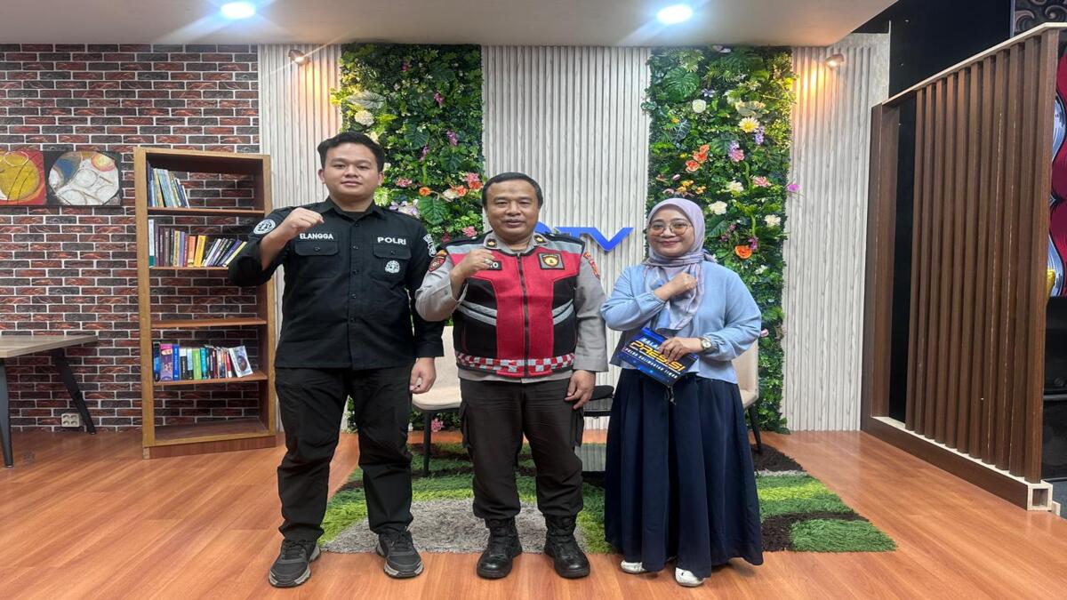 Foto bersama narasumber dan host usai talkshow Salam Presisi di studio Balikpapan TV.