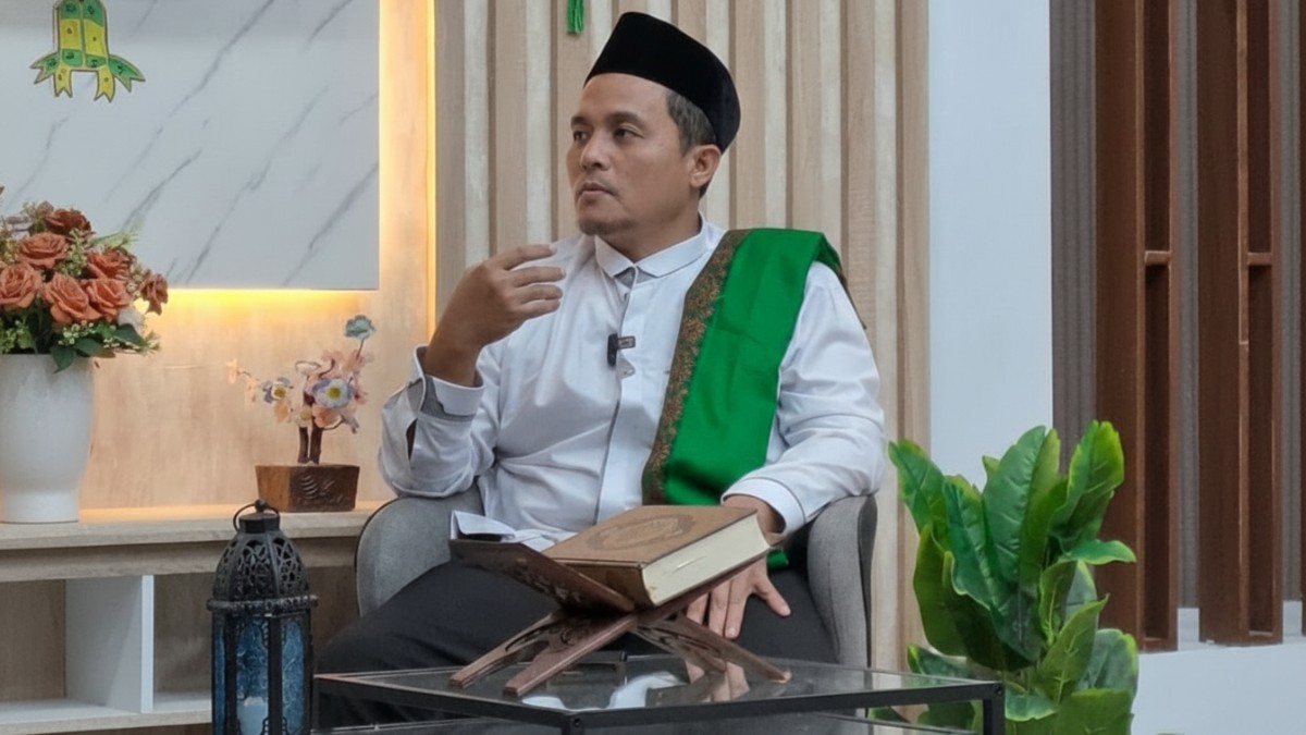 Ustaz Anwar Arifin Pinem menjelaskan tanda seseorang yang benar-benar mencintai Al-Qur&rsquo;an dalam kajian Cahaya Qolbu, Kamis (26 Februari 2026).
