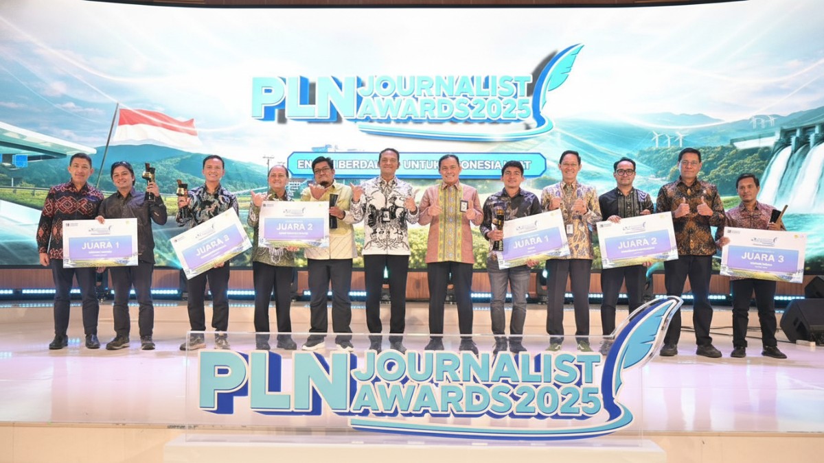 Gregorius Adi Trianto dari PLN (keenam kiri) menyerahkan apresiasi kepada para pemenang lomba foto dari LKBN Antara, Radar Solo, Sindomakassar.com, dan detik.com.