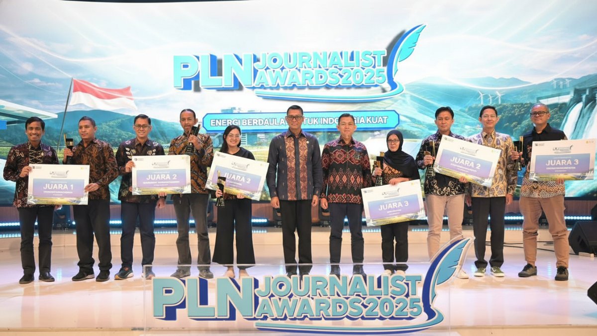 Direktur Utama PLN, Darmawan Prasodjo (tengah) menyerahkan apresiasi kepada para pemenang Kategori Teks Hard News dan Feature dari sejumlah media nasional.