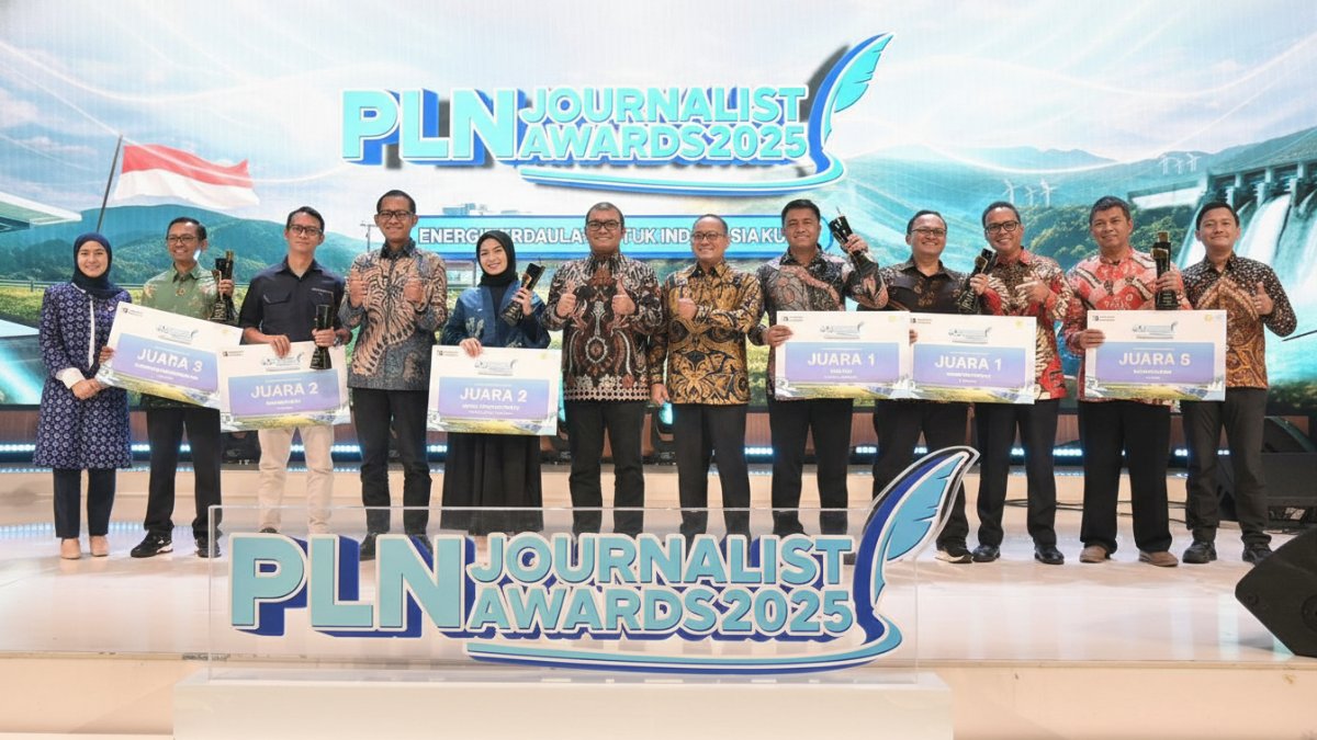 Sekretaris Perusahaan PLN, Yuliandra Syahrial Nurdin, menyerahkan apresiasi kepada pemenang Video Hard News dan Feature dari sejumlah media.