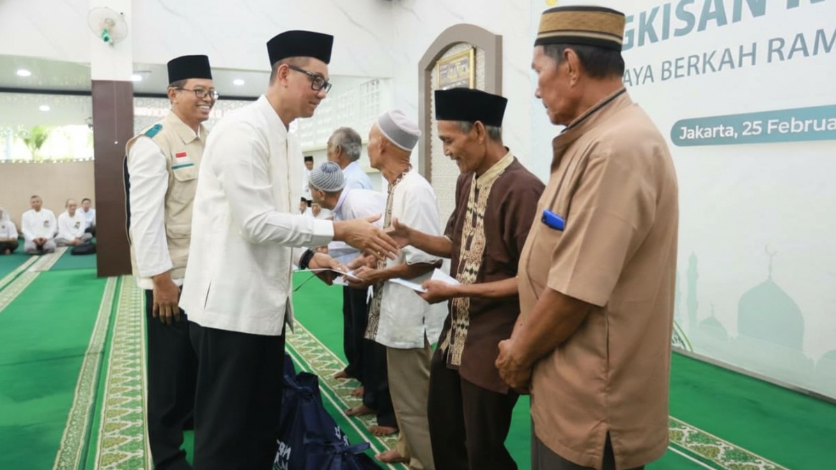 Dirut PLN Darmawan Prasodjo (kedua kiri) dan Ketua YBM PLN Sulistyo Biantoro menyerahkan bingkisan di Masjid Institut Teknologi PLN, Jakarta Barat, Rabu (25/2).