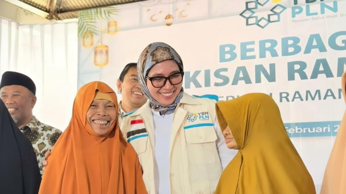 Direktur Distribusi PLN, Arsyadany G Akmalaputri (tengah), menyerahkan bingkisan kepada penerima manfaat di Masjid Al-Muhajirin, Bogor, Rabu (25/2).