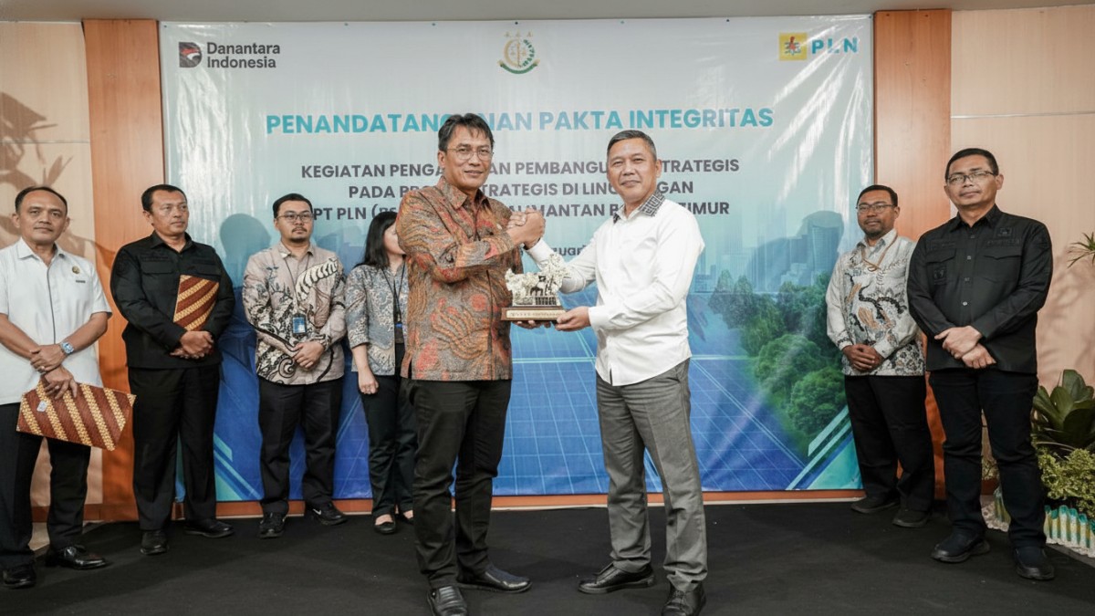 Basuki Widodo (kiri) menyerahkan plakat apresiasi kepada Setiawan Budi Cahyono dalam kegiatan Pengamanan Pembangunan Strategis di Samarinda.