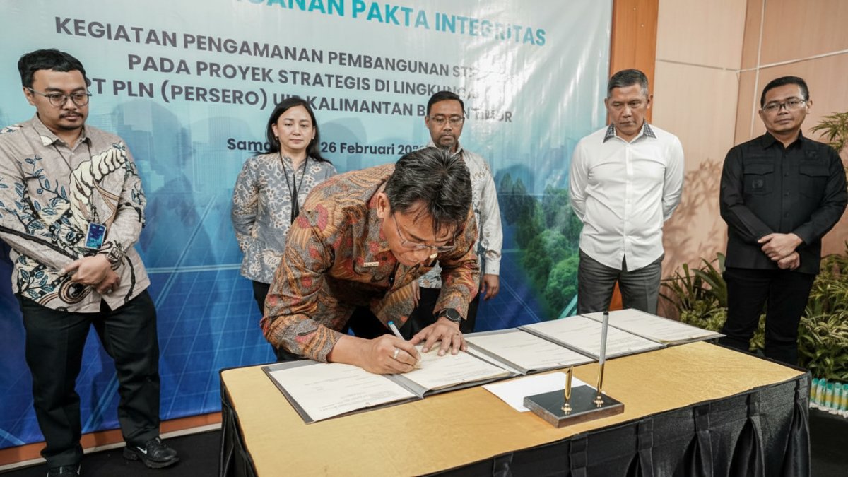 Basuki Widodo menandatangani Pakta Integritas Pengamanan Pembangunan Strategis di Samarinda, Rabu (26/2), sebagai komitmen PLN dan Kejaksaan Agung mengawal proyek ketenagalistrikan.