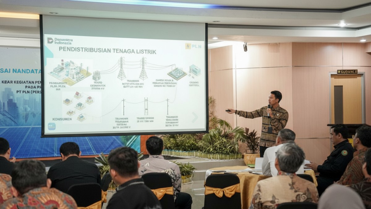 Raditya Kuntoro dari PLN UIP KLT memaparkan pembangunan dan distribusi listrik dalam kegiatan Pengamanan Pembangunan Strategis bersama Kejaksaan Agung Republik Indonesia.