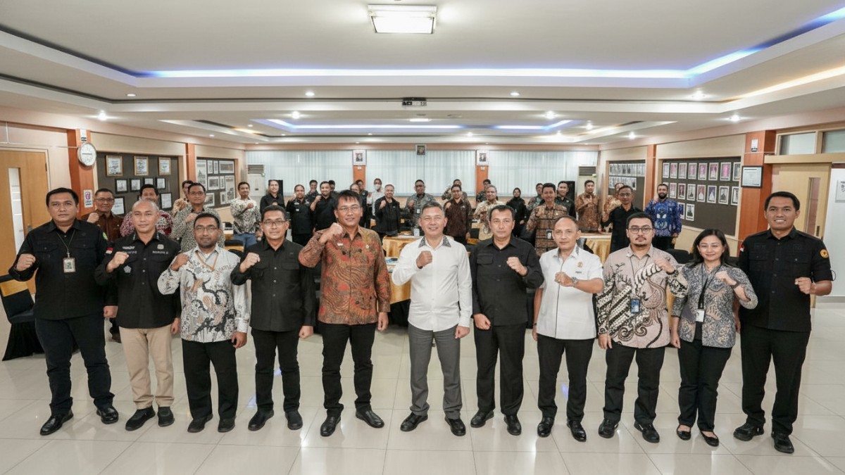 Manajemen PT PLN (Persero) UIP Kalimantan Bagian Timur bersama perwakilan Kejaksaan Agung RI berfoto bersama usai penandatanganan Pakta Integritas Pengamanan Pembangunan Strategis di Samarinda.