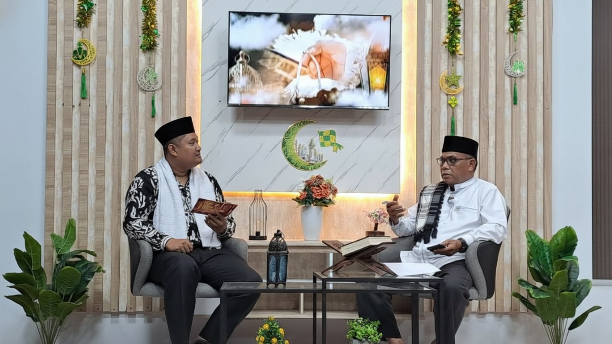 Ustaz HM Jailani (kanan) membahas zakat digital dalam program Cahaya Qolbu di studio Balikpapan TV, Sabtu (28 Februari 2026).