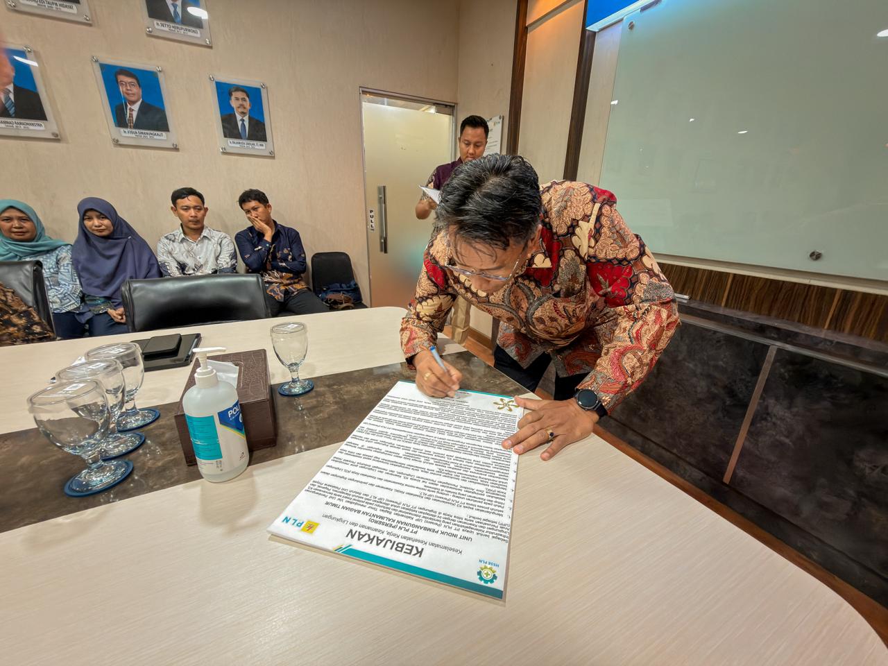 Momen penandatanganan kebijakan K3 sebagai simbol prioritas keselamatan dalam proyek ketenagalistrikan.