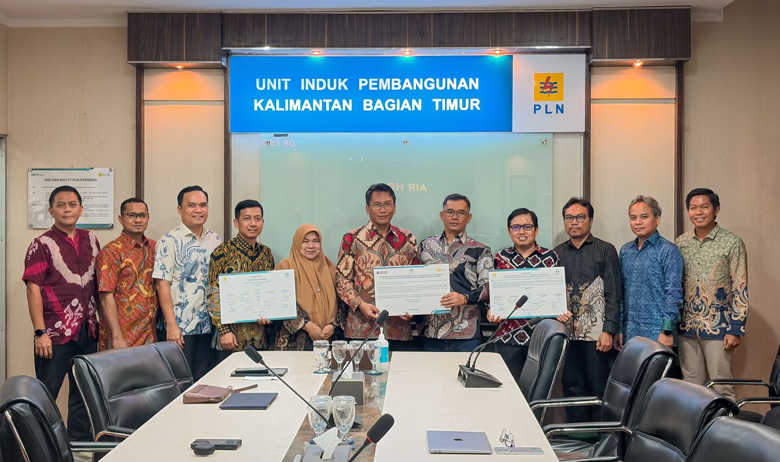 Penandatanganan komitmen K3 oleh manajemen PLN UIP KLT di Ruang Rapat General Manager, simbol penguatan budaya keselamatan kerja di Ramadan 2026.