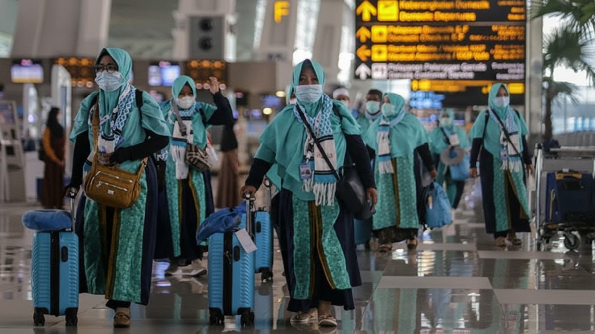 Ilustrasi rombongan jamaah umrah di bandara.