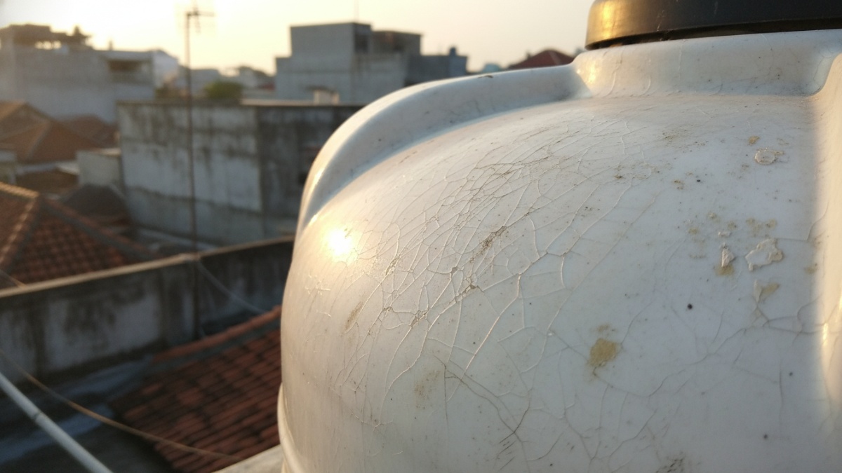 Retakan kecil pada dinding toren plastik akibat paparan panas matahari.