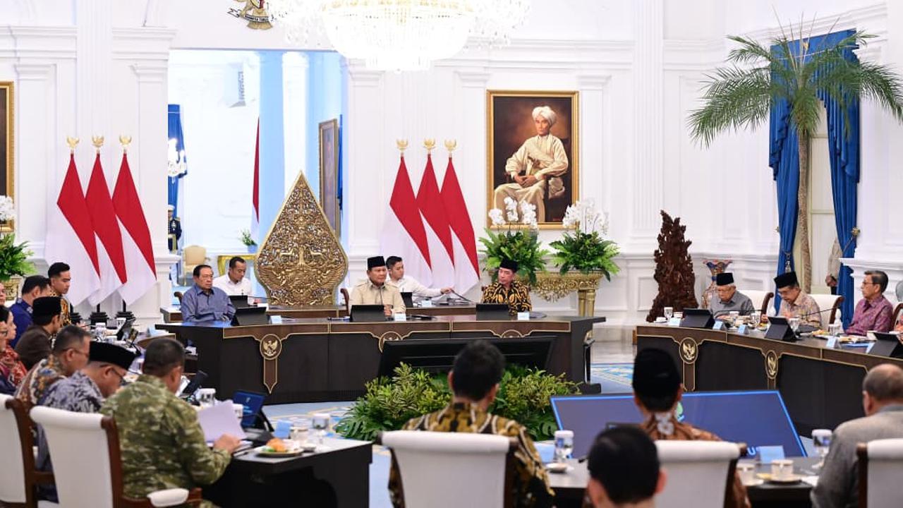 Suasana makan malam kebangsaan di Istana Negara Jakarta saat Prabowo bertemu presiden dan wapres terdahulu bahas geopolitik global.