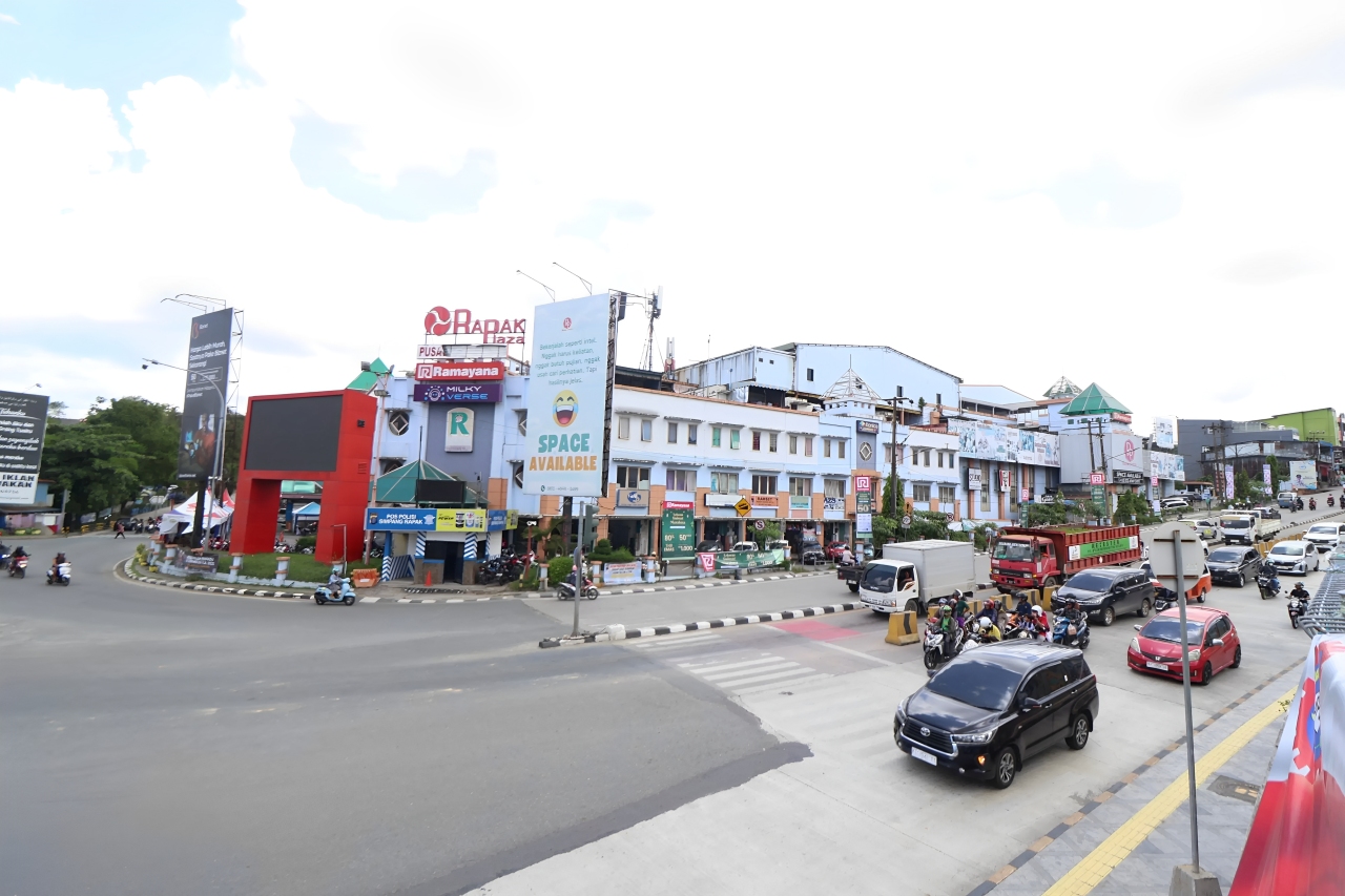 Aktivitas kendaraan di turunan Muara Rapak, ilustrasi urgensi flyover untuk tekan risiko kecelakaan.