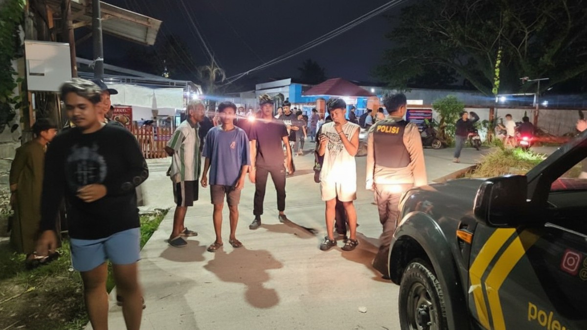 Kerumunan pemuda di Jalan PJHI Dalam, Manggar, saat kegiatan balap lari liar pada malam Ramadan. Polisi melakukan penertiban di lokasi.