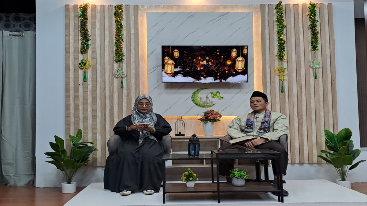 Ustaz Anwar Arifin Pinem saat live Cahaya Qolbu di studio Balikpapan TV membahas relevansi Al-Qur&rsquo;an di era AI.