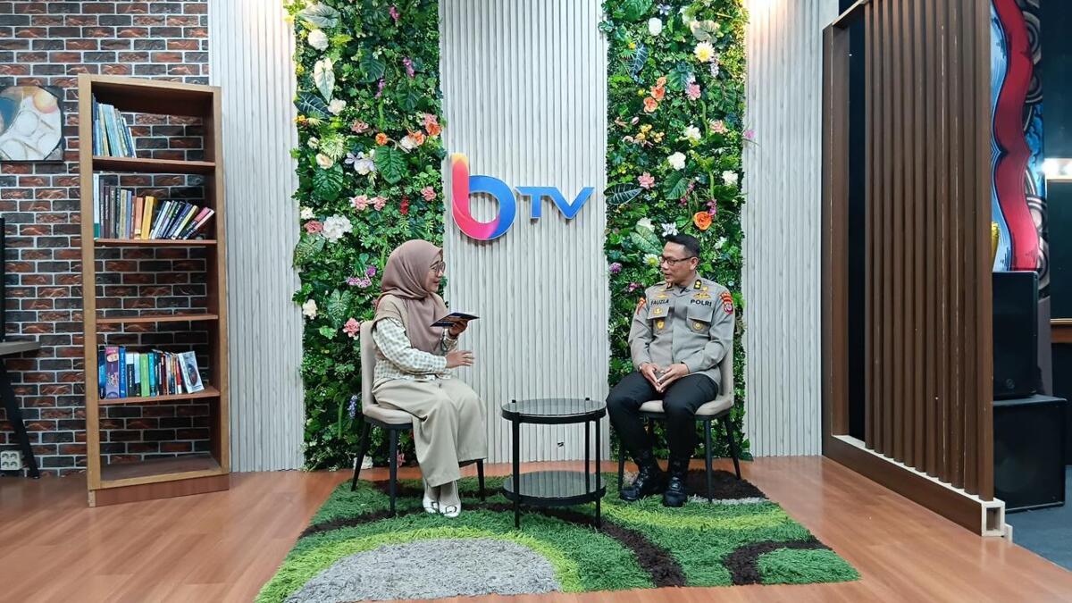 AKBP Fauzi Akhmad menjelaskan kesiapan pelaksanaan operasi pengamanan Ramadan di Kalimantan Timur saat talkshow Salam Presisi di Studio Balikpapan TV, Rabu (4 Maret 2026).
