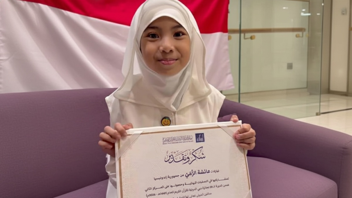 Hafizah muda Aisyah Ar Rumy asal Malang meraih juara dua Dubai International Holy Quran Award 2026 dan membawa nama Indonesia bersinar di panggung dunia.