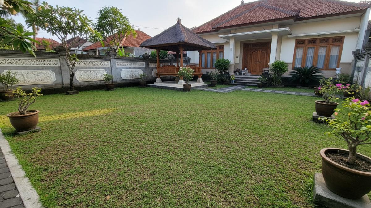 Halaman rumah dengan rumput rapi dan tanpa semak sebagai langkah pencegahan ular.