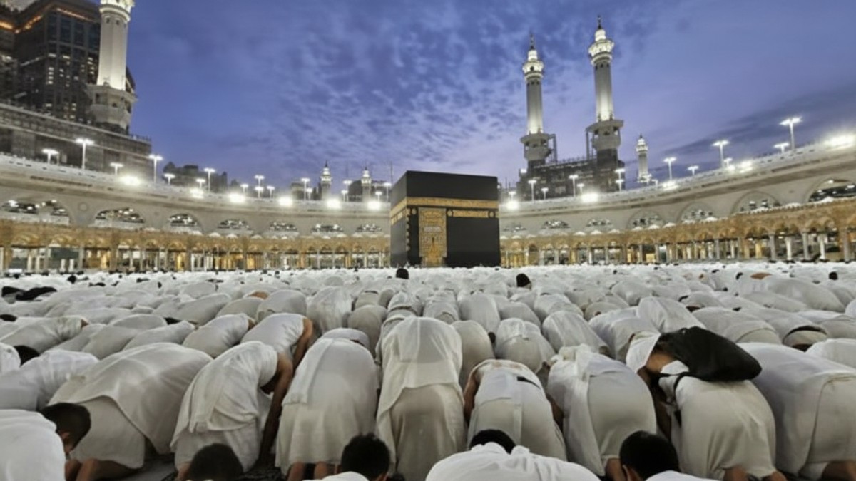 Umat Islam melaksanakan shalat berjamaah menghadap Ka&rsquo;bah 