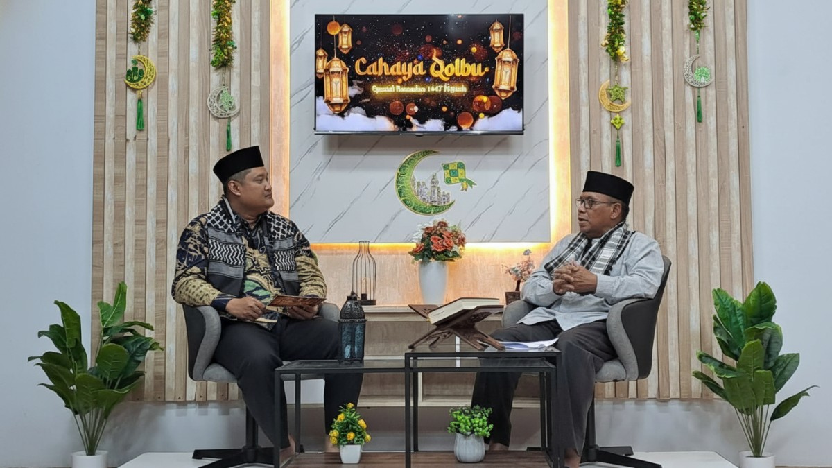Ustaz Jailani (kanan) menjelaskan perbedaan amil zakat dan panitia zakat saat program Cahaya Qolbu spesial Ramadan di studio Balikpapan TV, Rabu (4 Maret 2026).