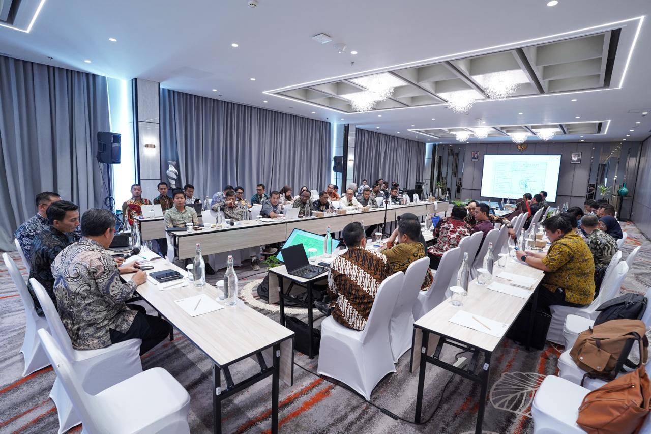 Suasana diskusi forum FGD antara PLN dan jajaran BPN Kalimantan Timur membahas tantangan sertifikasi aset di lapangan.