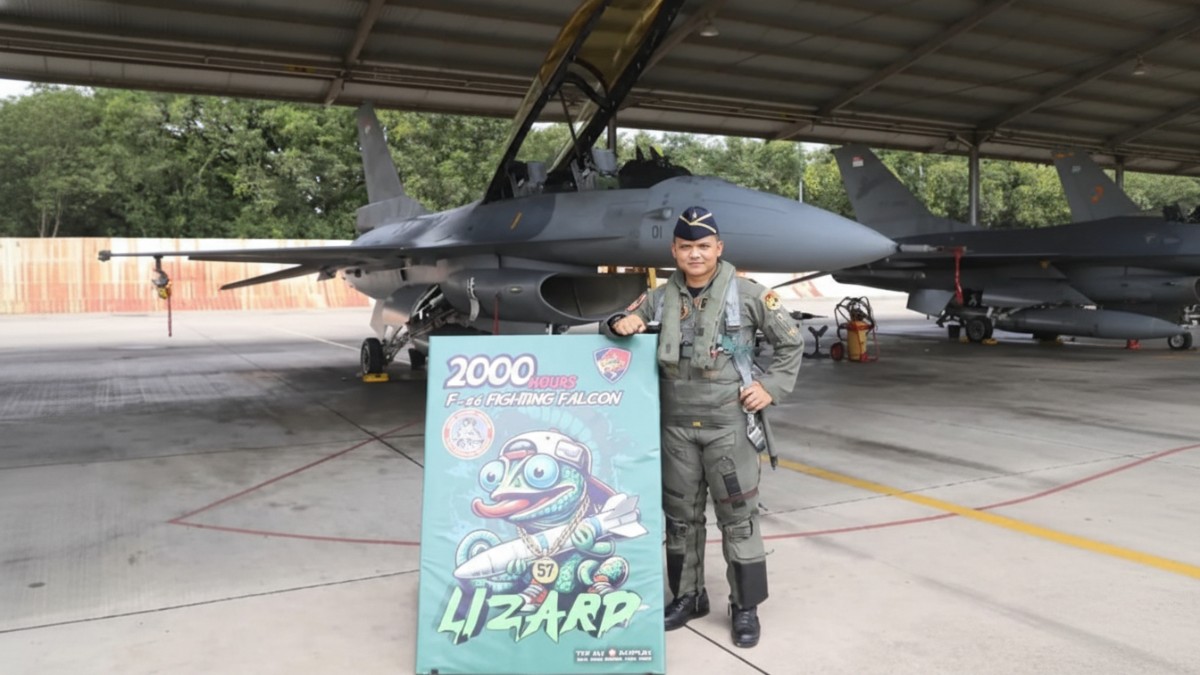 Mayor Pnb Fulgentius Dio Prakoso menerima badge 2.000 jam terbang F-16 Fighting Falcon dalam tradisi Skadron Udara 3 di Lanud Iswahjudi.