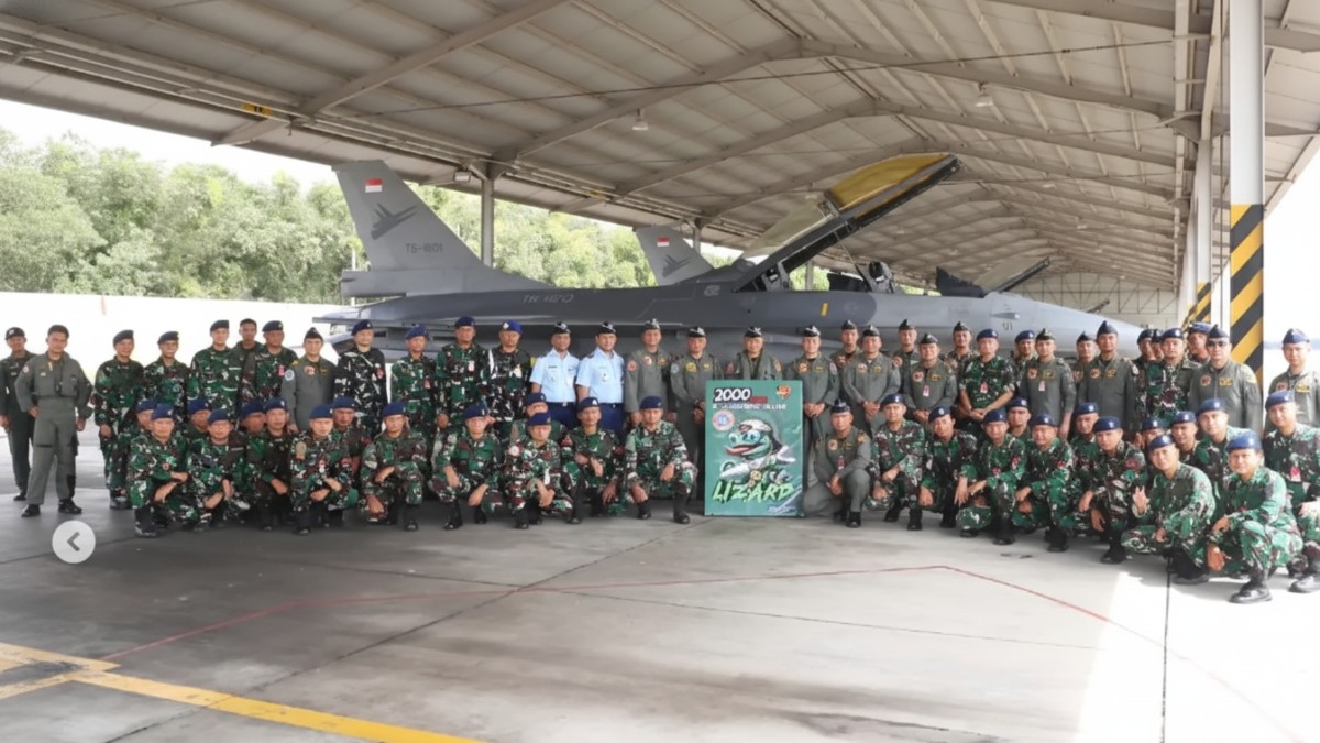 Prosesi penyematan badge 2.000 jam terbang oleh Danlanud Iswahjudi dalam tradisi satuan.