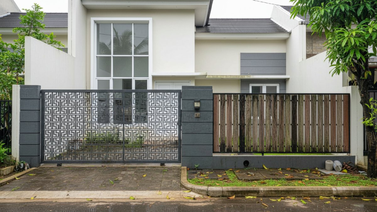 Ilustrasi kesalahan desain pagar rumah yang terlalu tinggi untuk rumah kecil.