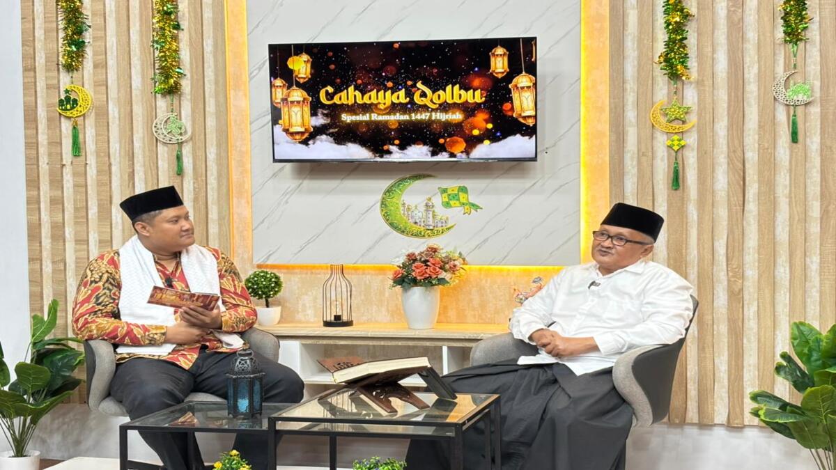 Ustaz Imam Waros (kanan) menjelaskan cara menghitung nisab zakat profesi dalam program Cahaya Qolbu Ramadan di studio Balikpapan TV, Kamis (5 Maret 2026).