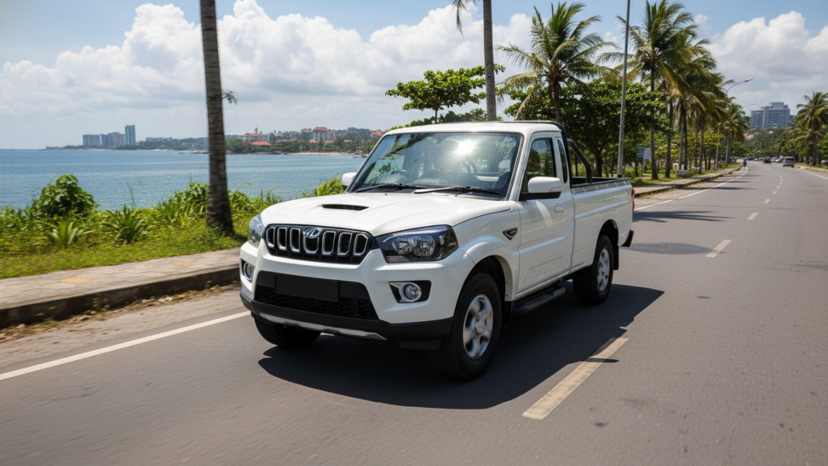 Mahindra Scorpio S6 Pik Up tampil gagah di jalanan Balikpapan, siap angkut barang dan menarik perhatian.