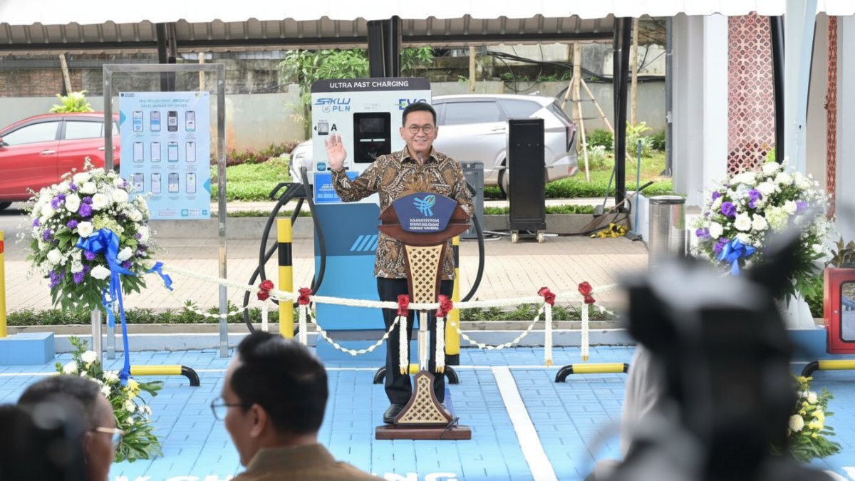 Menteri Perdagangan RI memberikan sambutan saat peresmian SPKLU Kementerian Perdagangan di Jakarta, Kamis (5/3). Pemerintah mengapresiasi respons cepat PLN dalam mendukung ekosistem kendaraan listrik.