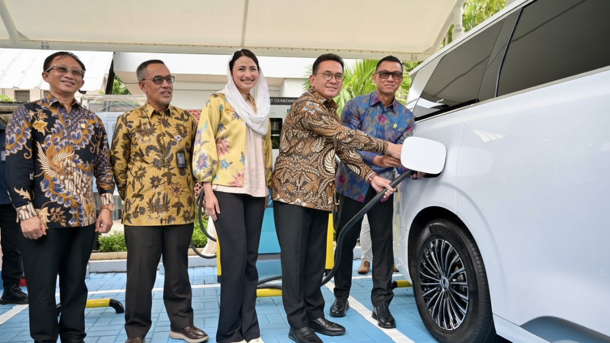 Direktur Utama PLN Darmawan Prasodjo (kanan) bersama Menteri Perdagangan RI, Budi Santoso (kedua kanan) beserta jajaran melakukan simulasi pengisian kendaraan listrik di SPKLU Kemendag, Kamis (5/3).