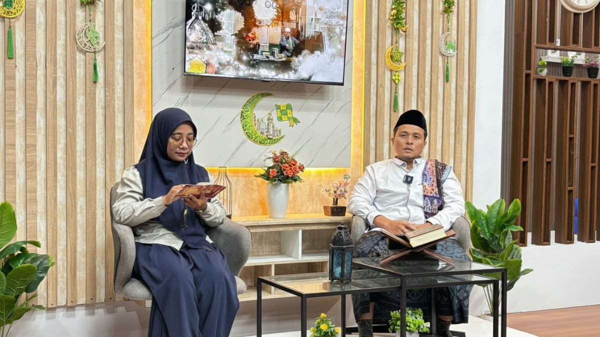Ustaz Anwar Arifin Pinem menjelaskan hikmah kisah umat terdahulu dalam Al-Qur&rsquo;an saat program Cahaya Qolbu Ramadan di studio Balikpapan TV, Jumat (6 Maret 2026).