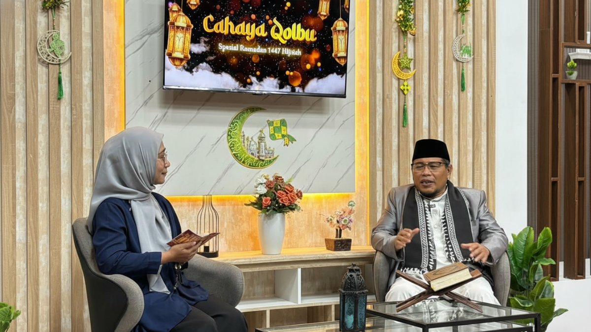 Ustaz Abdul Rosyid Bustomi membahas pentingnya berbakti kepada orang tua dalam program Cahaya Qolbu di studio Balikpapan TV, Sabtu (7 Maret 2026).