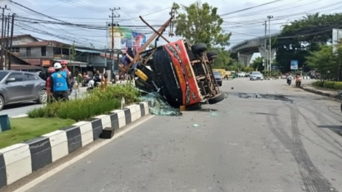 Bus pariwisata PO Goraya terguling di Jalan Untung Suropati Samarinda setelah menghantam tiang listrik dan median jalan.