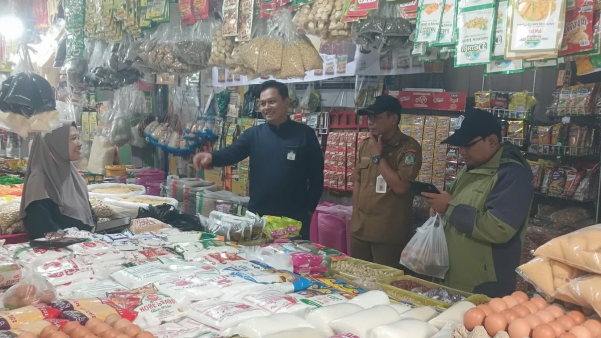 Aktivitas pedagang minyak goreng di Pasar Sepinggan Balikpapan saat sidak KPPU menemukan praktik distribusi Minyakita dengan sistem syarat beli.