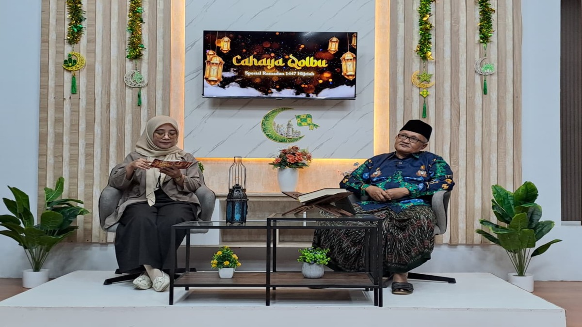 Ustaz Imam Waros menyampaikan makna Nuzulul Quran dan amalan utama untuk meraih keberkahan malam Lailatul Qadar saat program Cahaya Qolbu di studio Balikpapan TV, Senin (9 Maret 2026).